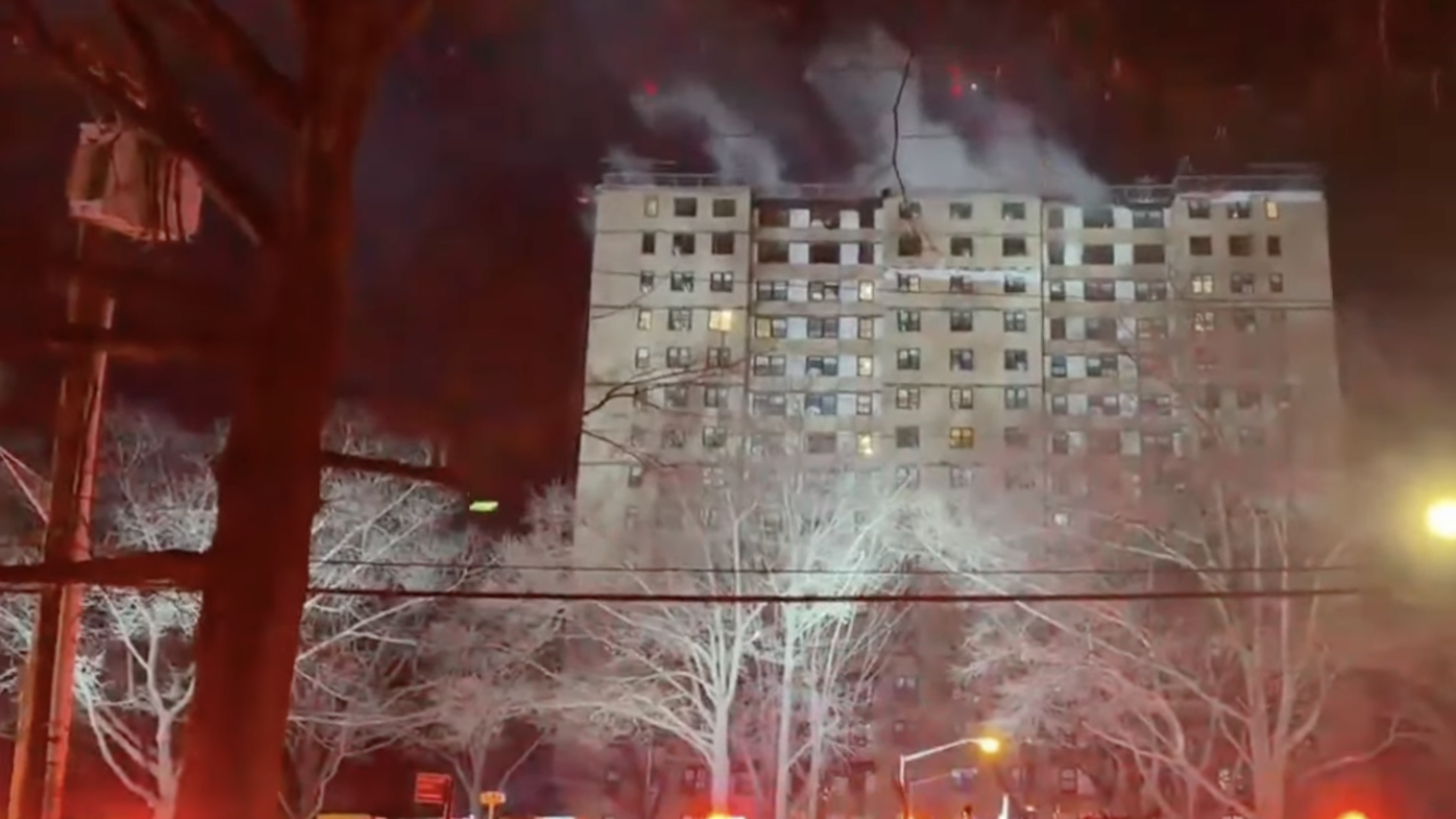 美国纽约高层公寓楼发生燃气爆炸引发火灾 致1死14伤