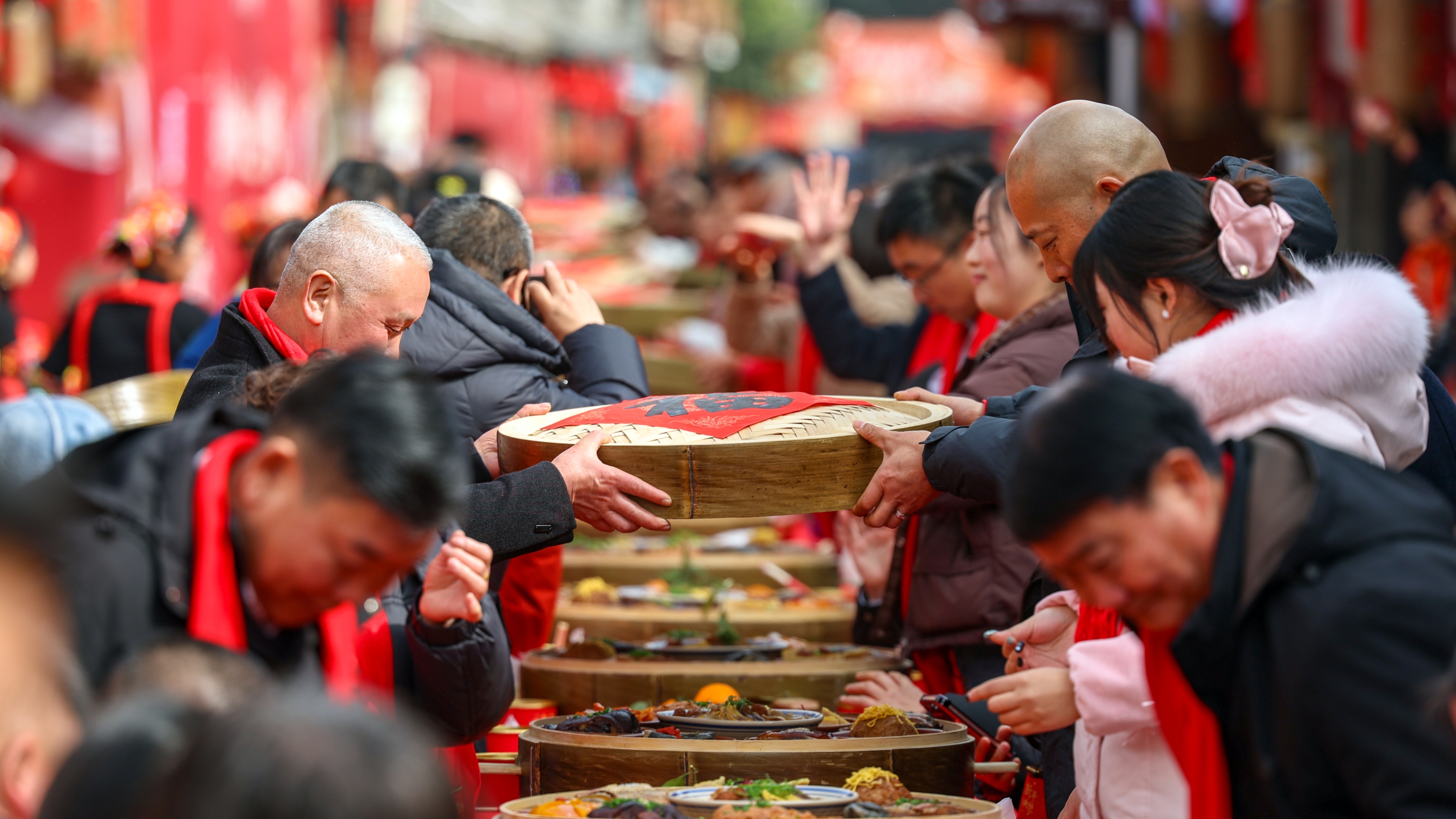 百米长桌宴飘香，成都青白江城厢古城热闹迎新年