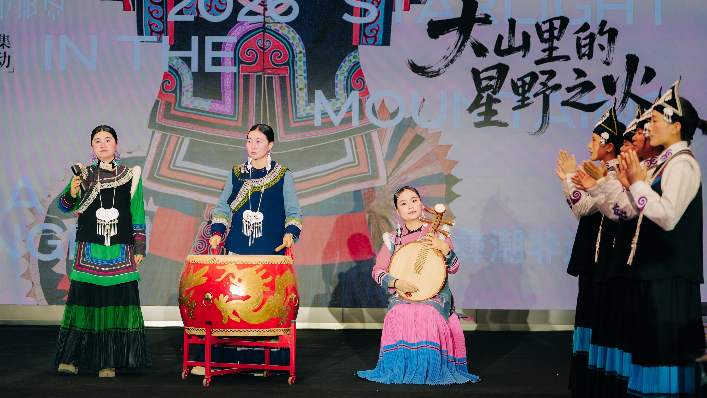 彝潮非遗大秀点亮成都双子塔 千年彝族服饰焕发现代光彩