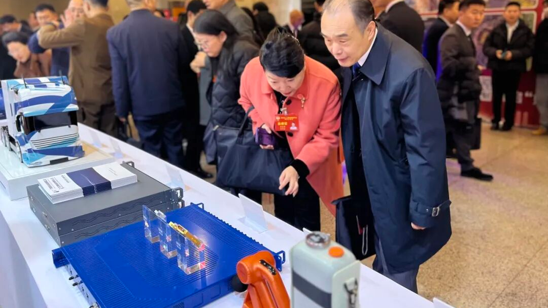 140余件“成都造”亮相两会  全景呈现成都工业“硬实力”