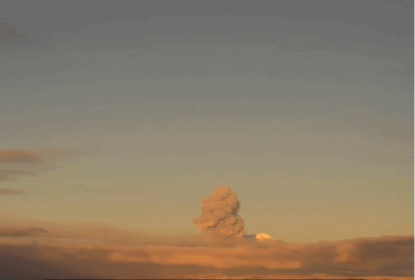 俄罗斯希韦卢奇火山喷发 灰柱高达9000米