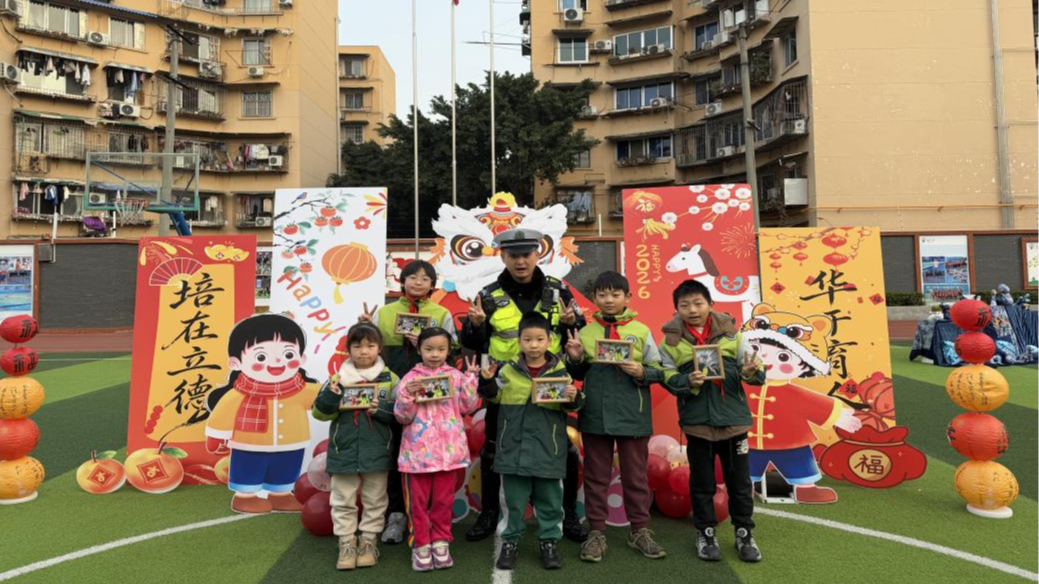 寒假安全“头”等大事！成都交警为“头盔小卫士”送上专属礼物