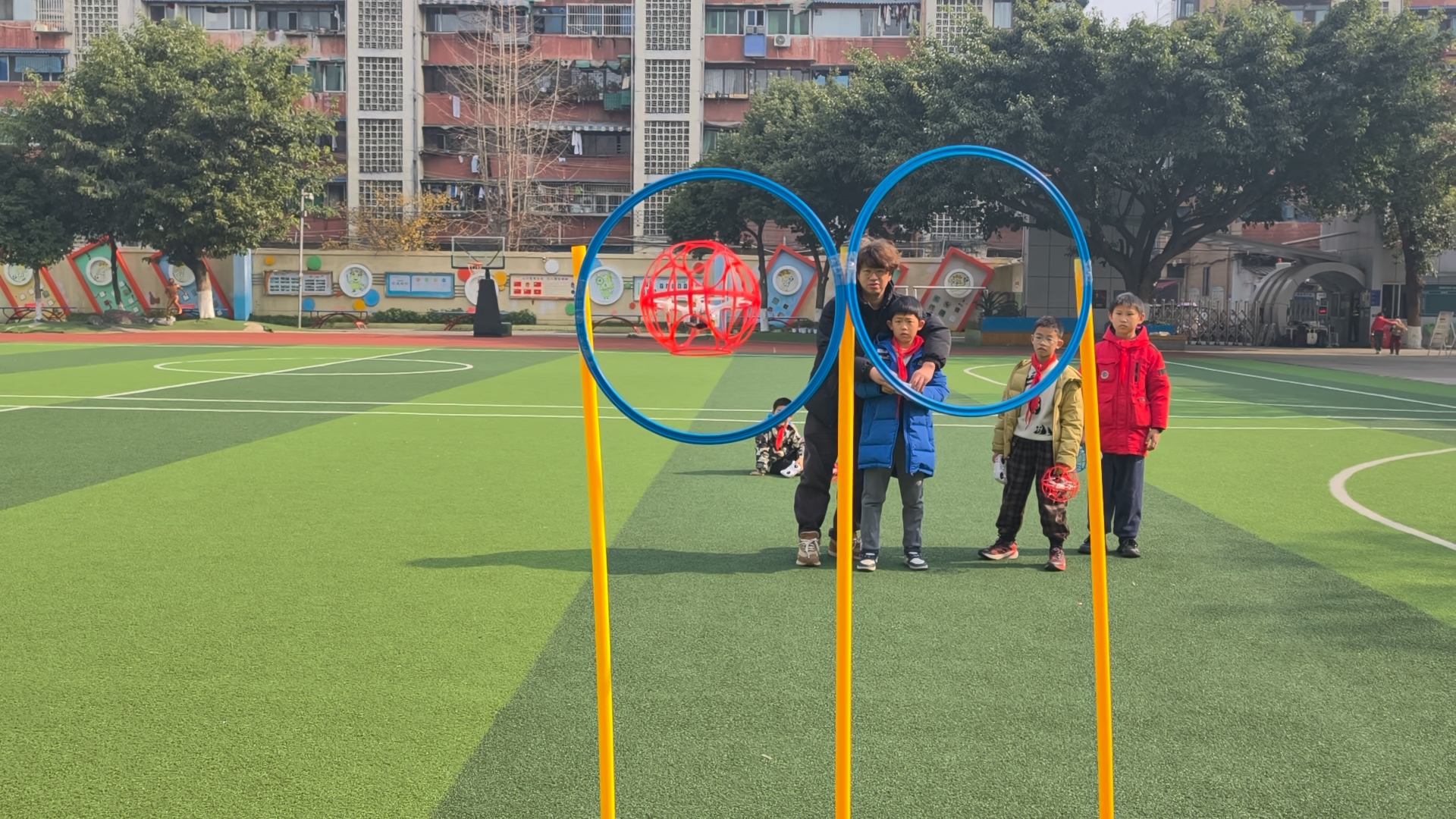 成都筑梦“低空” 无人机足球开辟校园体育新赛道