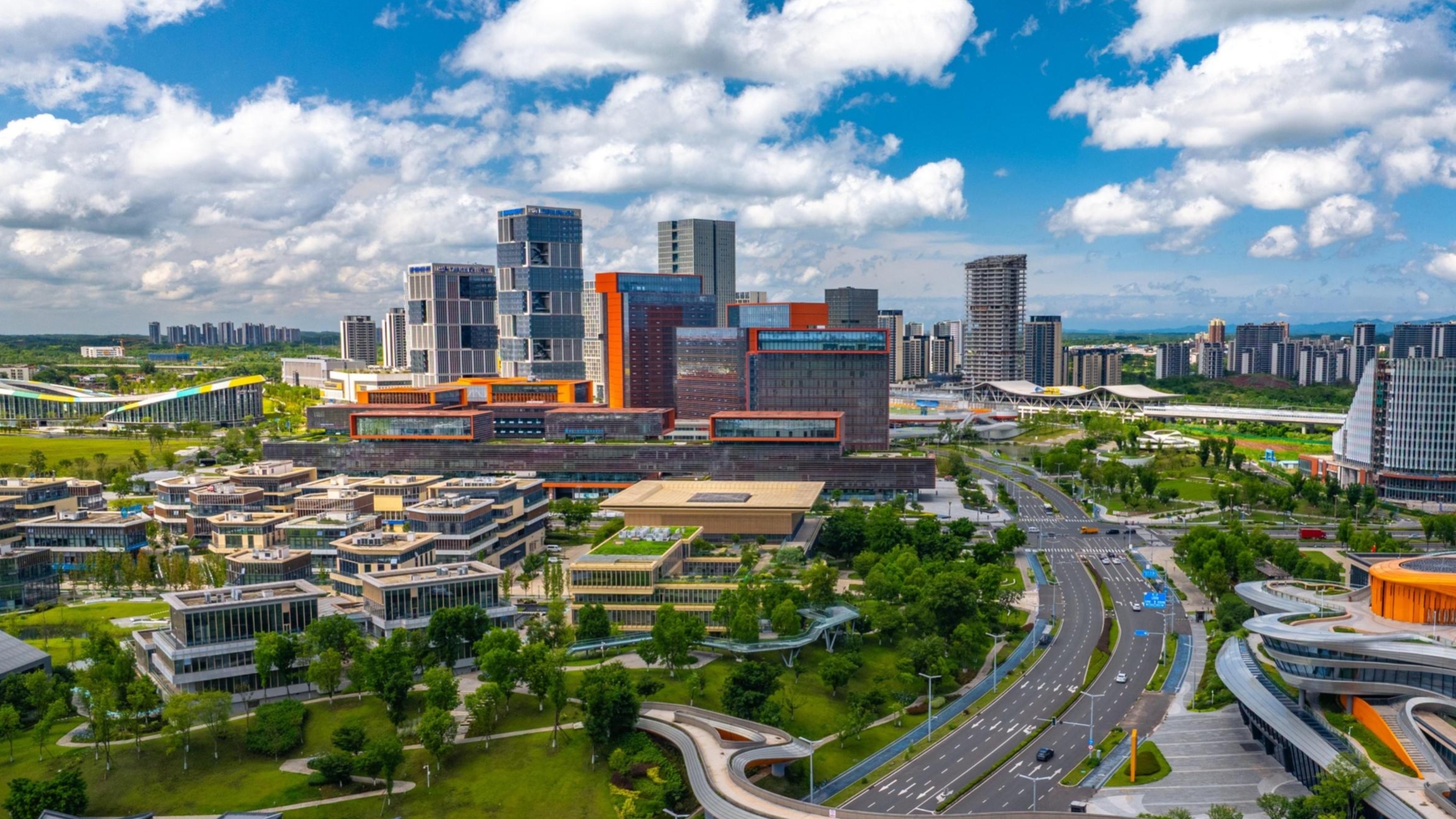 两会观察｜迈步“十五五”，从四个“拼”字看成都2026“拼”图