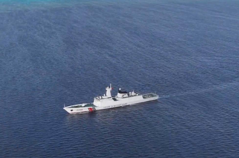 中国海警位中国黄岩岛领海及周边区域执法巡查