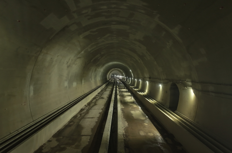 成渝中线高铁重庆段隧道全线贯通