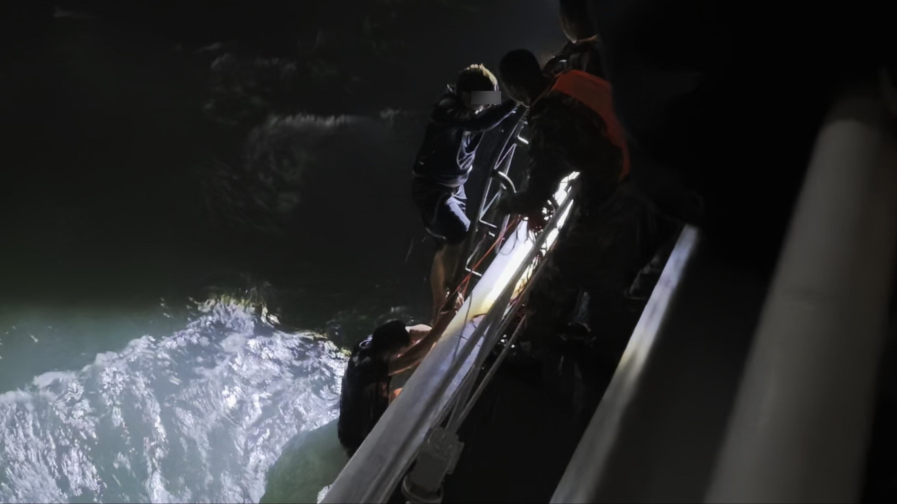 海南东方海域一艘货船倾覆致6人落水 目前4人获救