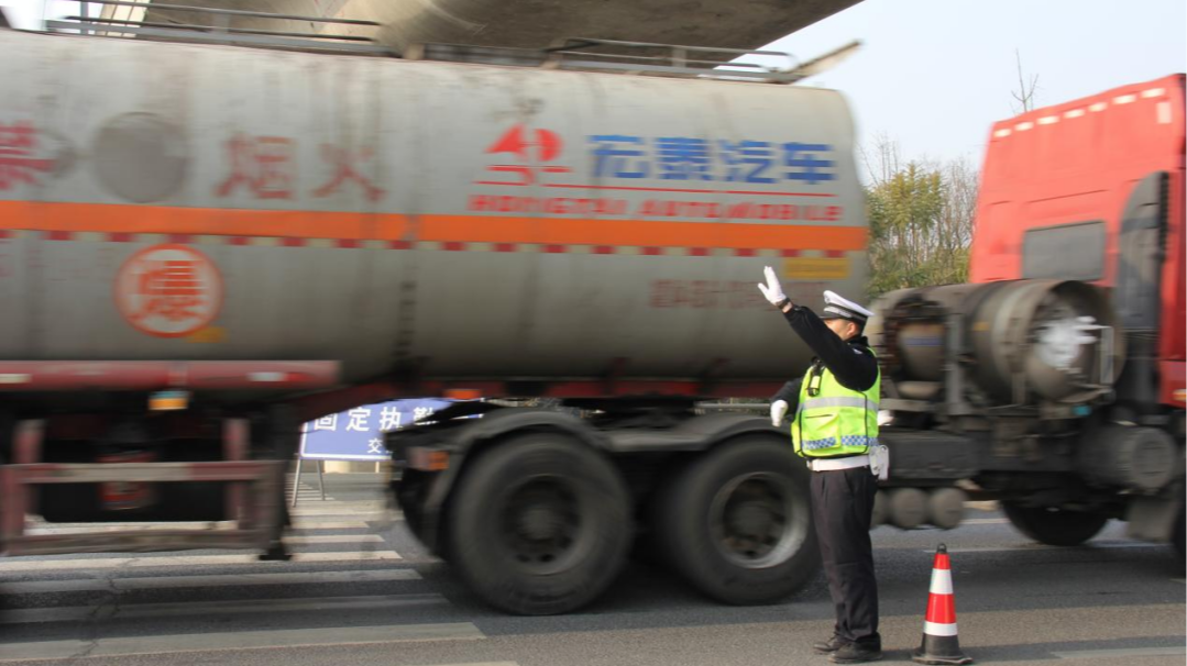 视频｜启动36个交通安全固定执勤点！春运首日 成都交警护航回家路