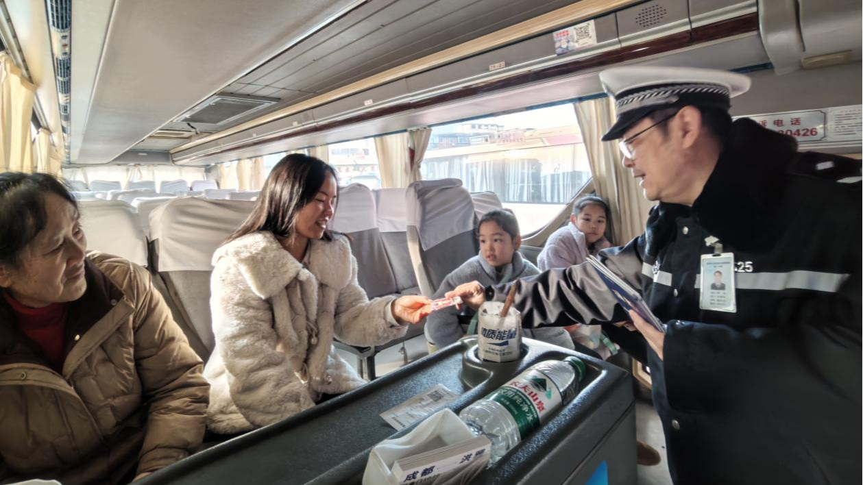 漫画说安全、上车查隐患...成都交警护航平安返乡路