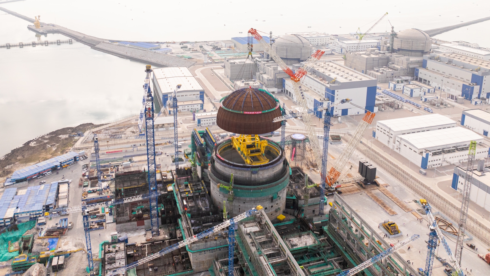 国之重器再“加冕”！全球最大“华龙一号”核电基地3号机组内穹顶吊装成功