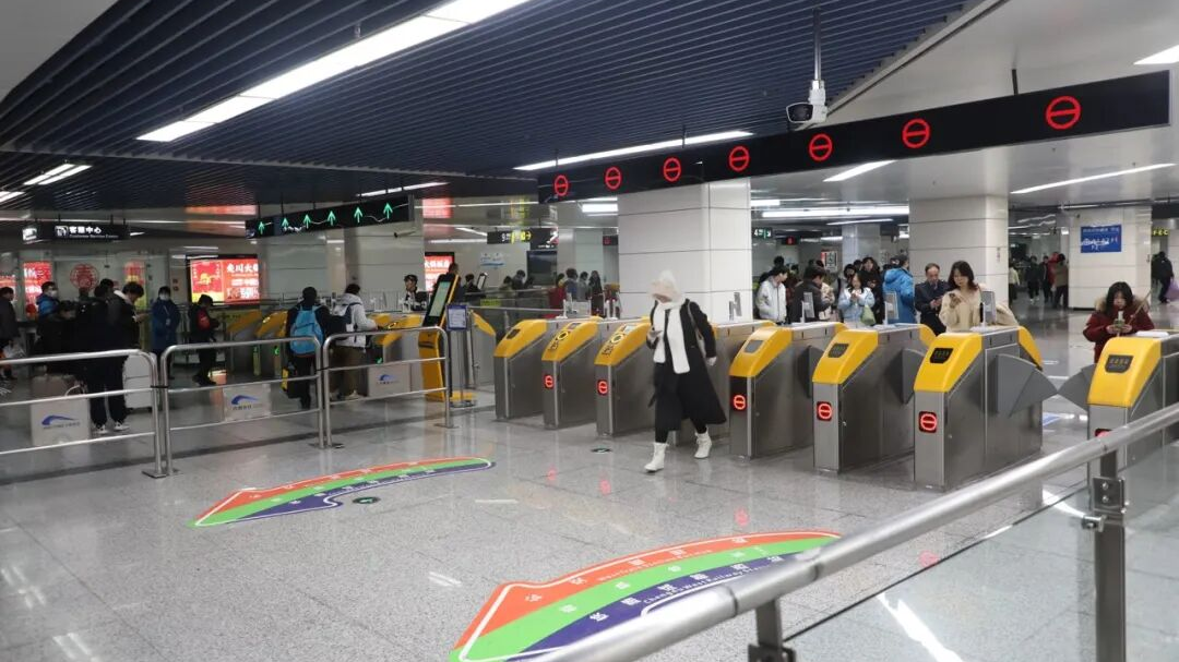 成都西站换乘地铁“免安检”  旅客乘车这样走→