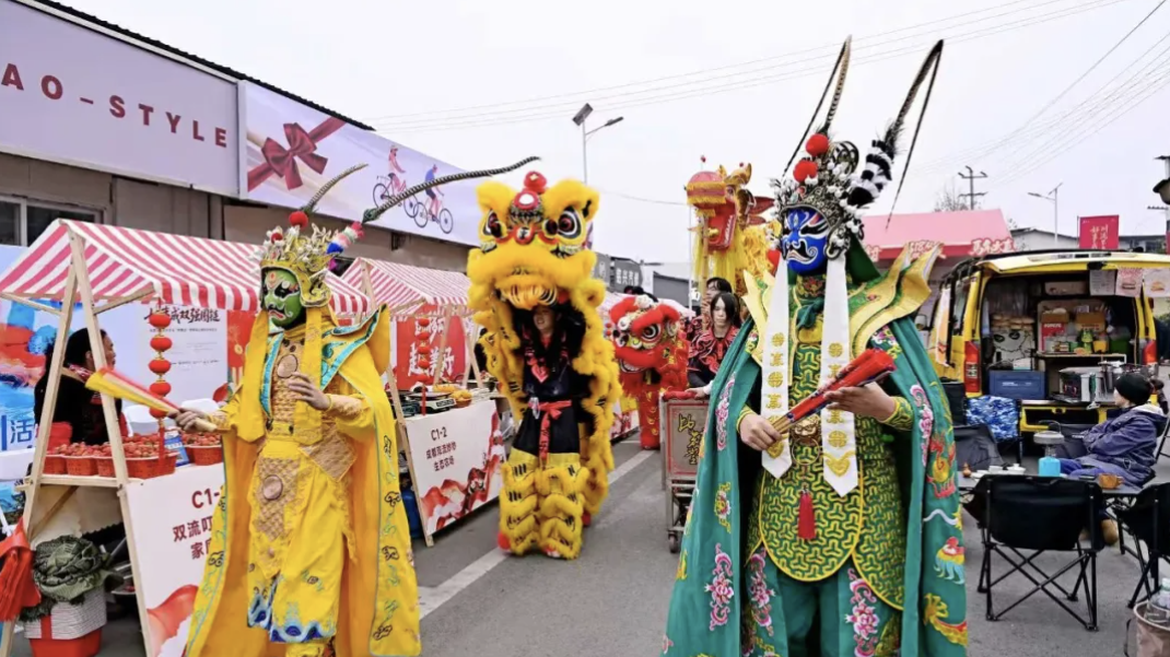 走马逛“村糖”｜成都“村糖会”全城热启 唱村K、赶大集、品美食…一站解锁地道年味