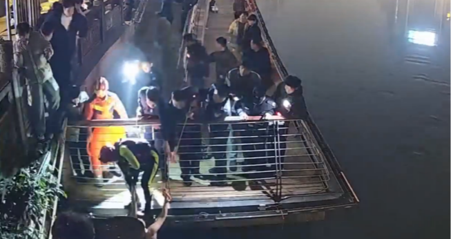 视频 | 别拿生命开玩笑！男子跳河捞毕业证，成都警方深夜合力救援