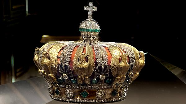 法国卢浮宫：抢劫受损的欧仁妮皇冠具备整体修复条件