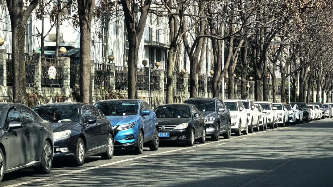 春节期间，温江路边临时停车泊位免费