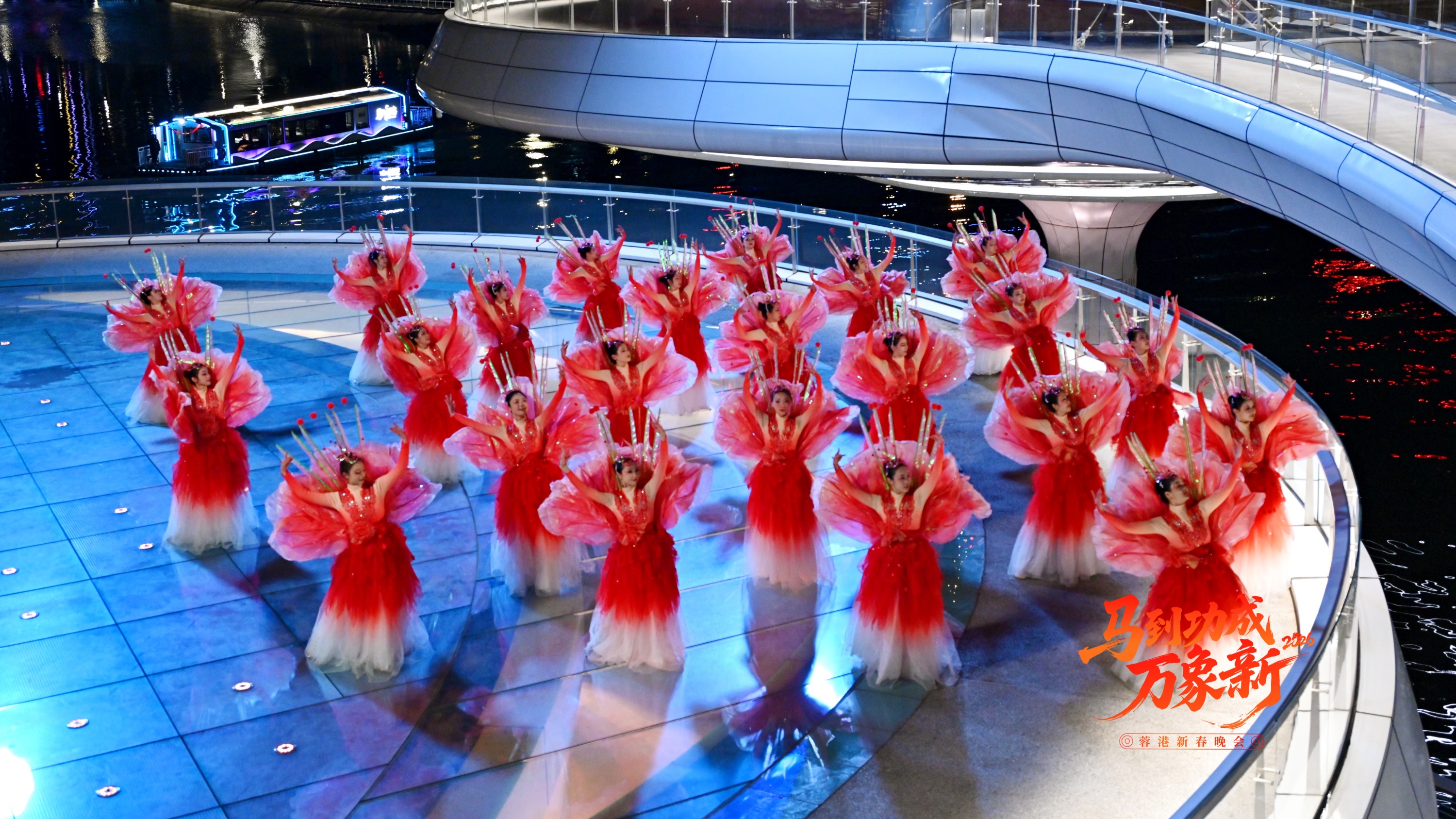 过年来成都｜除夕围炉守岁，跟着蓉港春晚探烟火万千