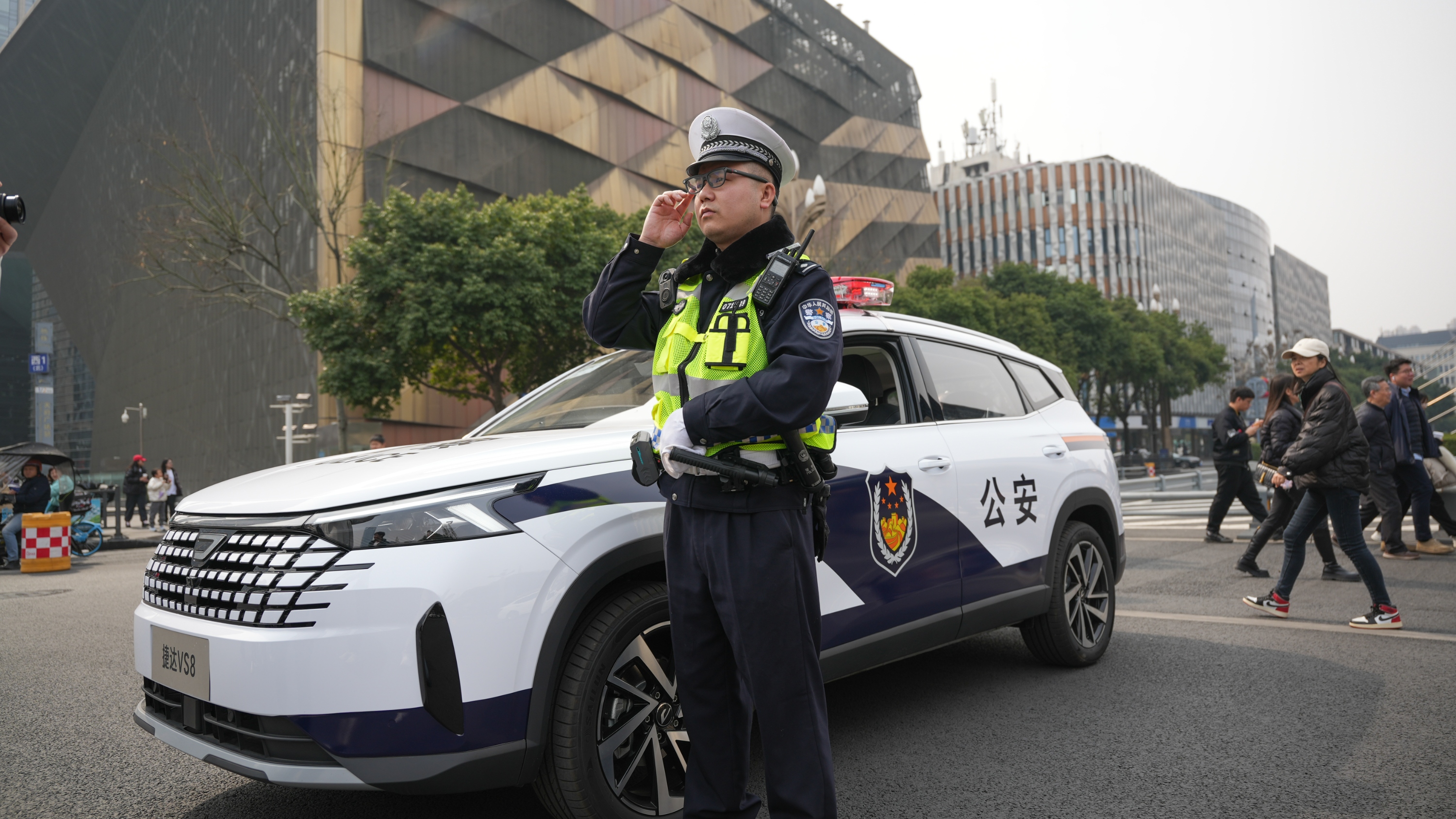视频｜“成都造”新锐装备上岗 守护市民新春平安