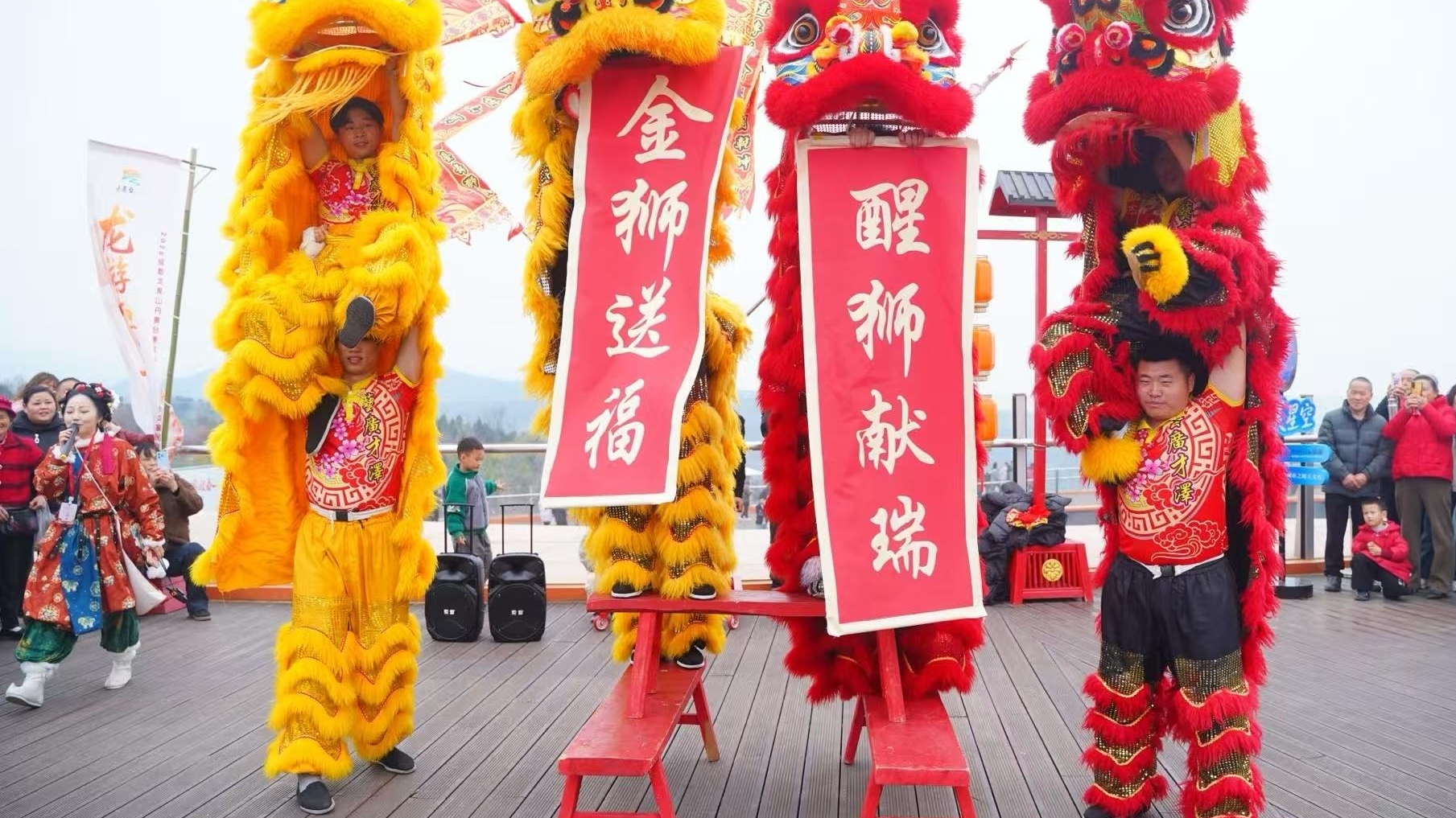 视频｜舞百米长龙，吃长桌盛宴…成都丹景台年味拉满