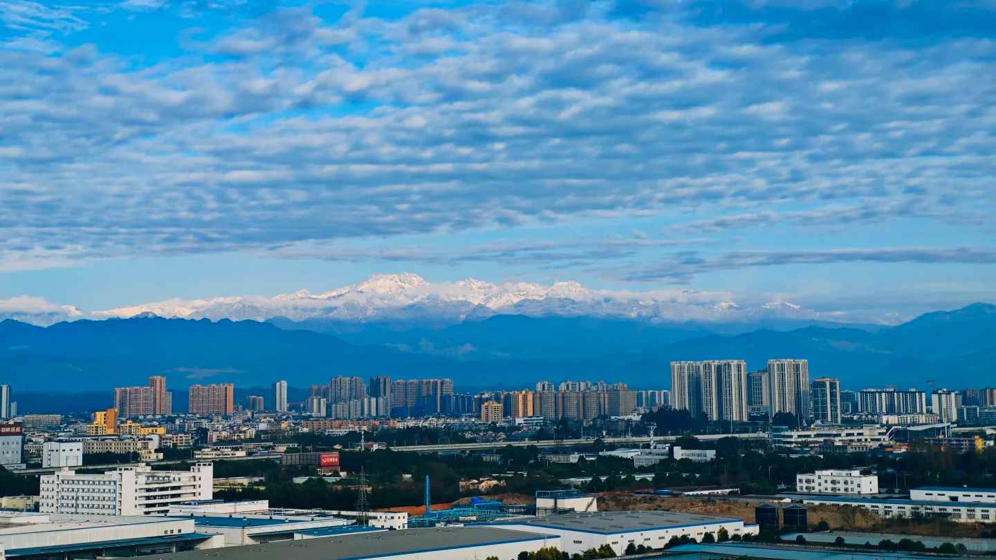 绝美开工日！节后上班第一天，成都雪山与繁花同框