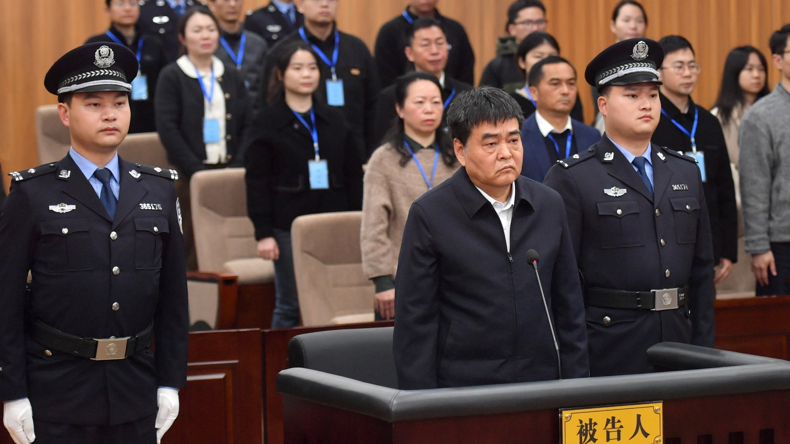 有期徒刑十二年 国家烟草专卖局原副局长张天峰受贿案一审宣判