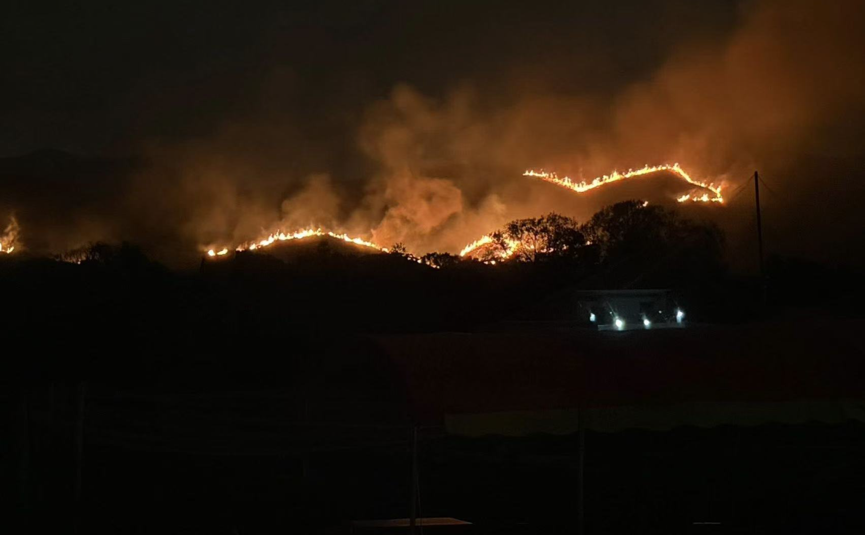 香港突发山火，深圳可见！香港北区区议员：火情已得到有效控制
