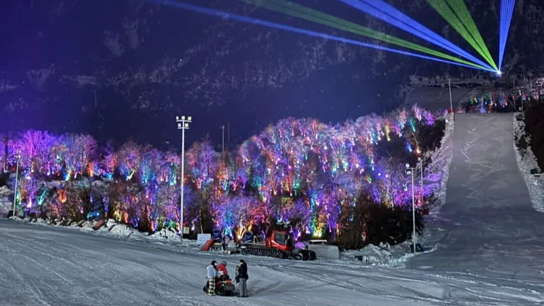 3月2日起，西岭雪山夜场滑雪项目暂停运营