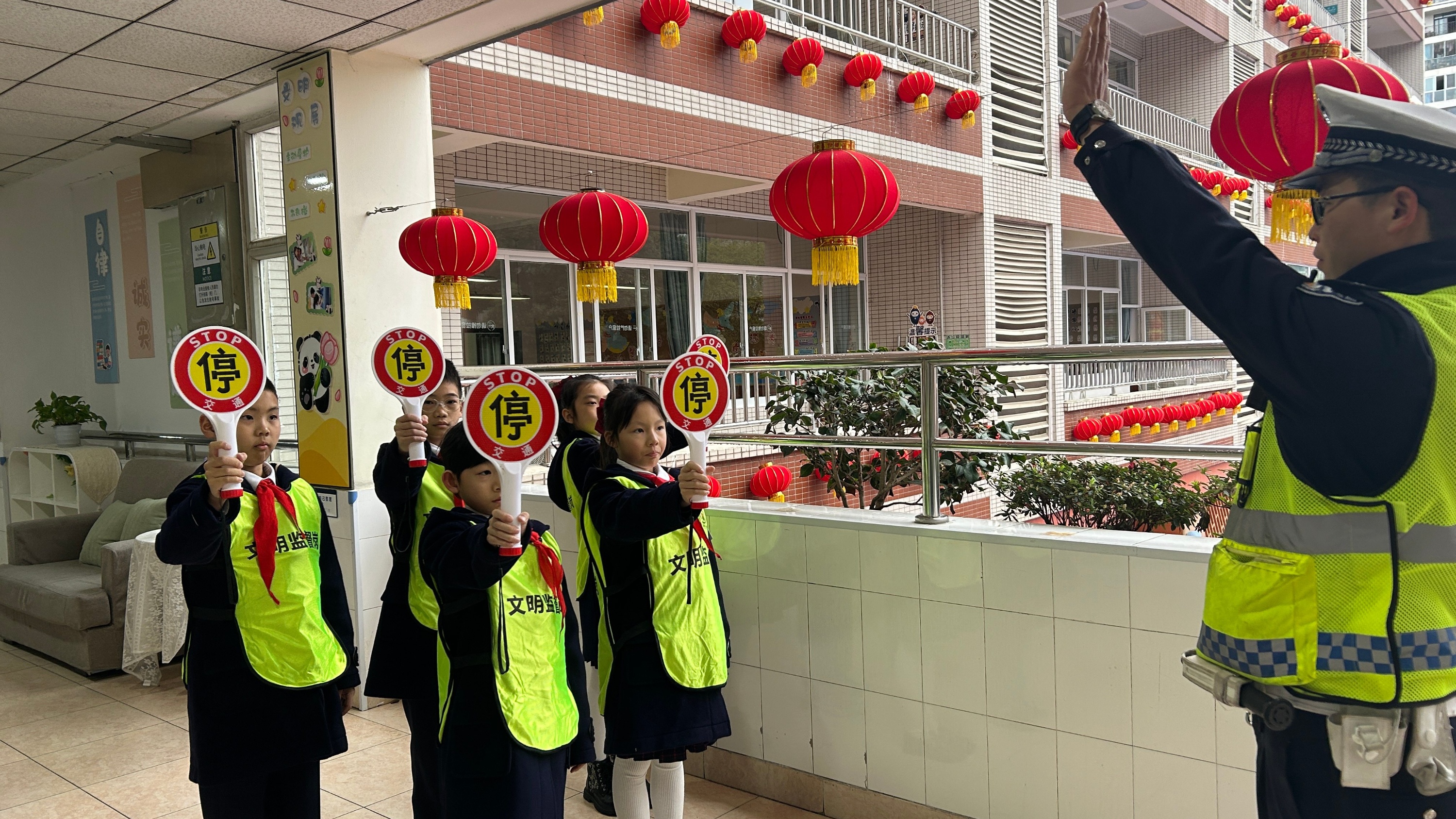 校门口的“安全色”！成都交警守护开学季