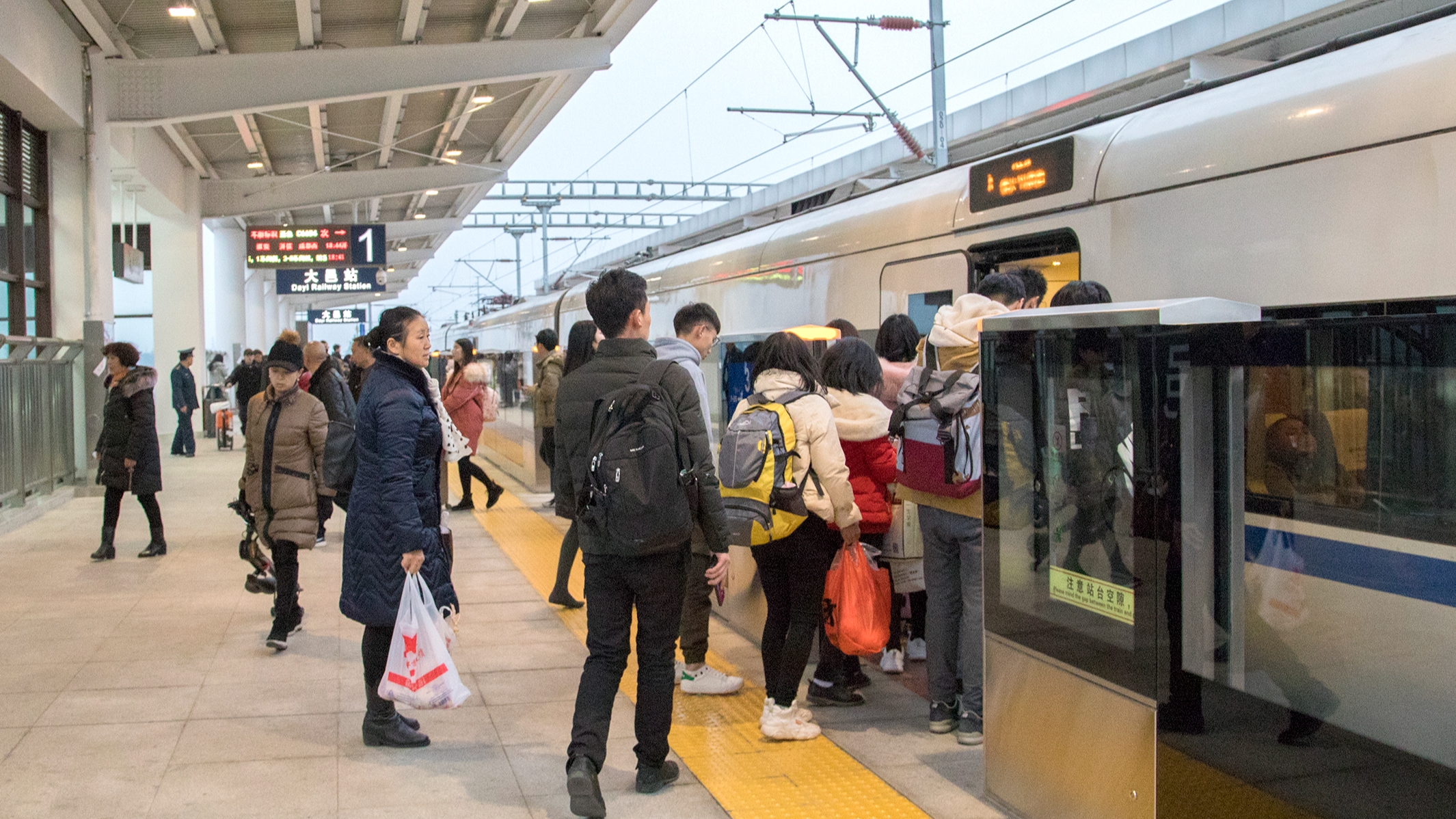 成都加开一波夜间动车，涉及广州、西安、华东等方向