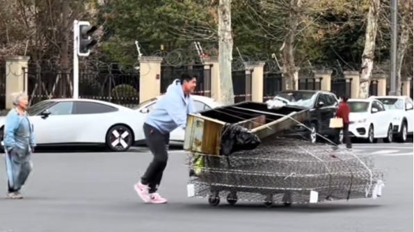 蓉城前锋唐创，帮老人推板车被拍到，网友点赞！