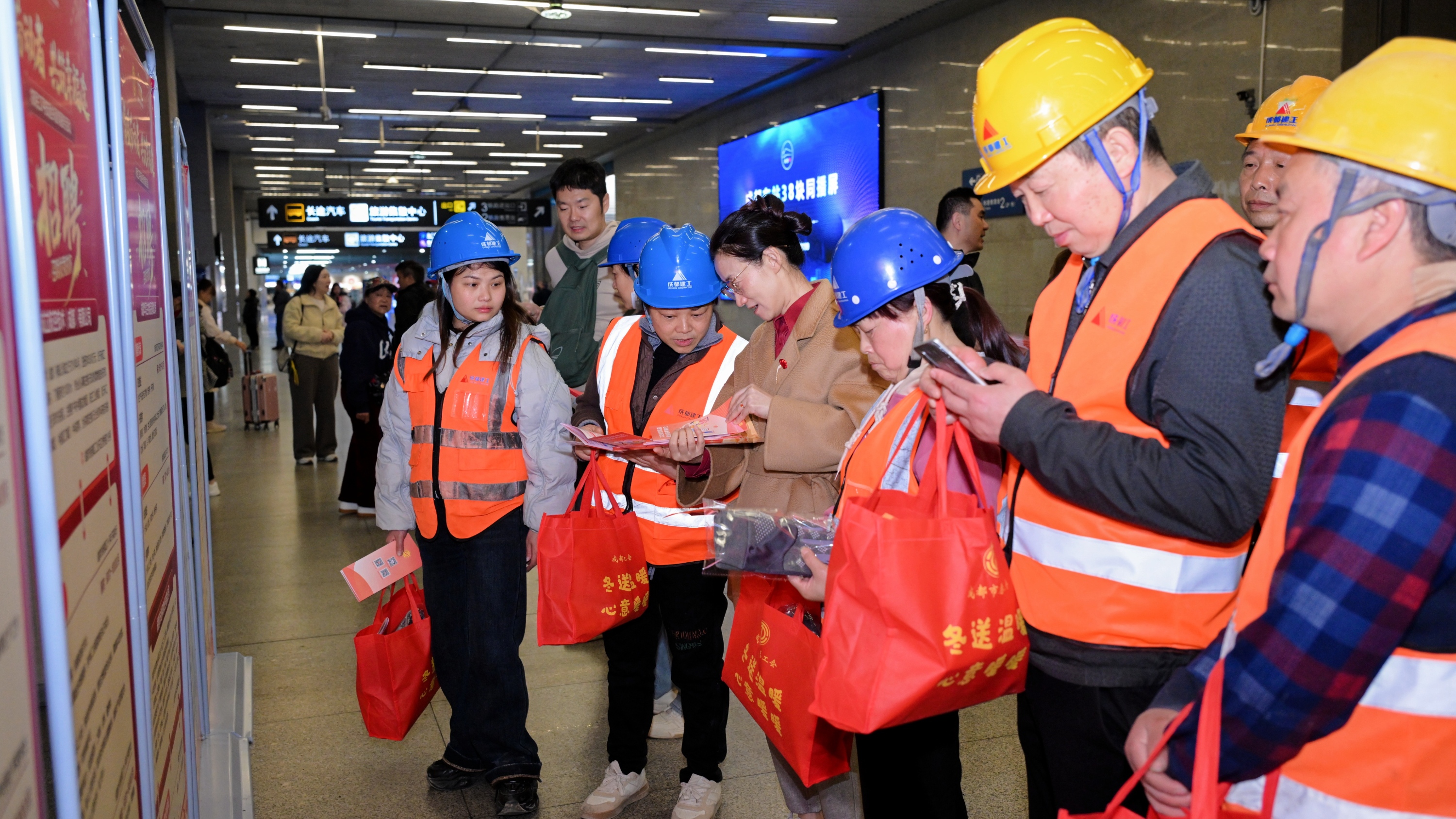 成都东站设“春风送岗”专区 助力返岗农民工“出站即选岗”