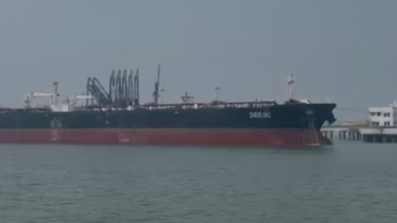 中东紧张局势下 第一艘油轮穿越霍尔木兹海峡抵达印度孟买港