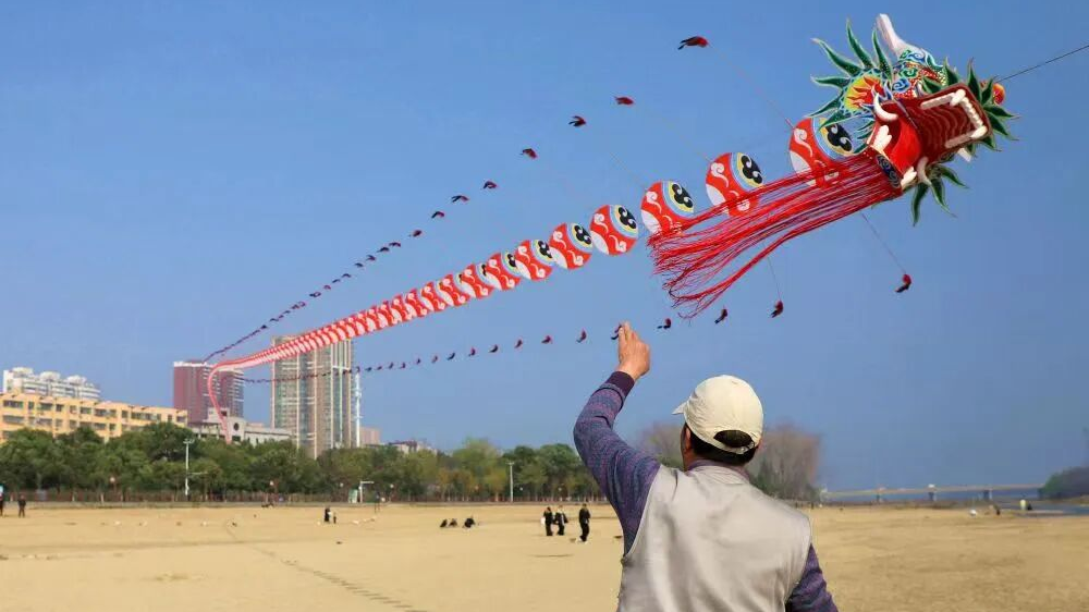 男子骑车过桥遭“割脸”！风筝线又伤人