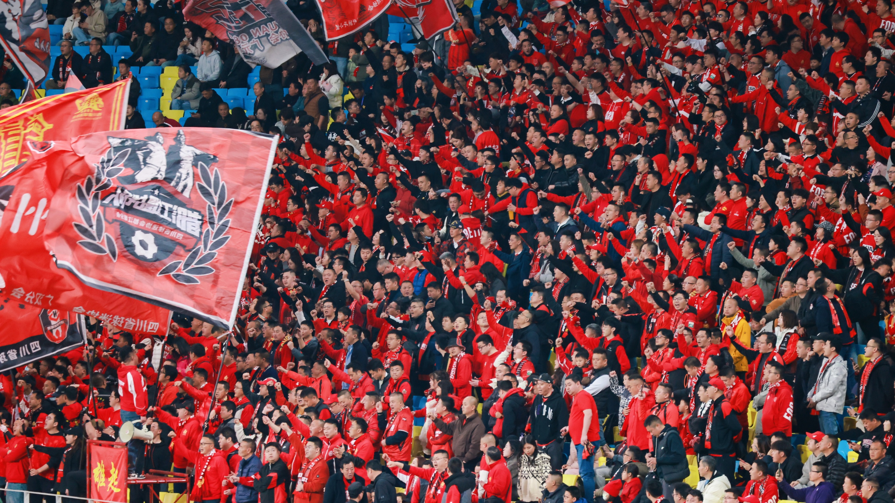 蓉城红·美丽成都：文明与激情点燃绿茵场，谱写幸福美好生活活力画卷