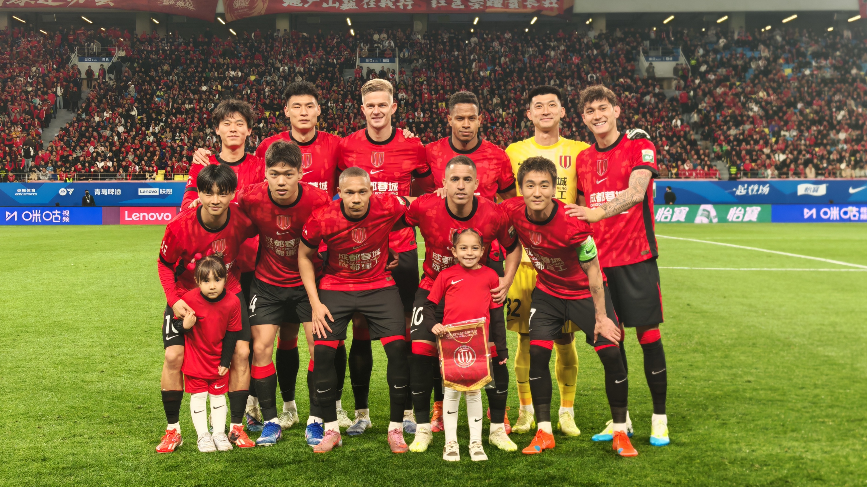 两连胜继续领跑！成都蓉城1比0青岛海牛，罗慕洛角球直接破门