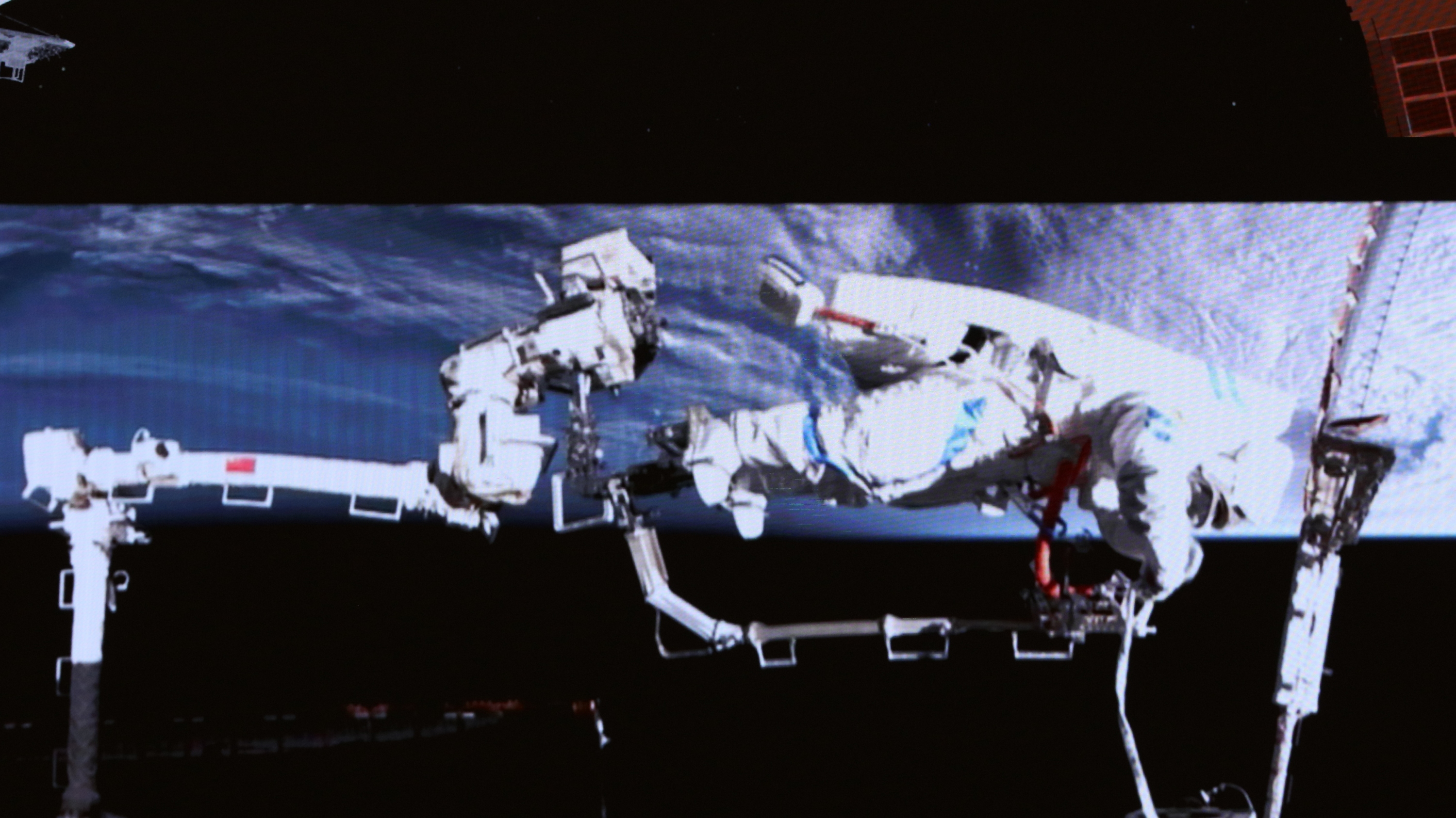 神舟二十一号航天员乘组圆满完成第二次出舱活动