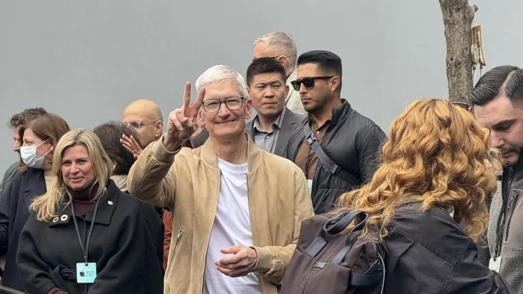 苹果公司CEO库克现身成都太古里，开心比“耶”和大家互动