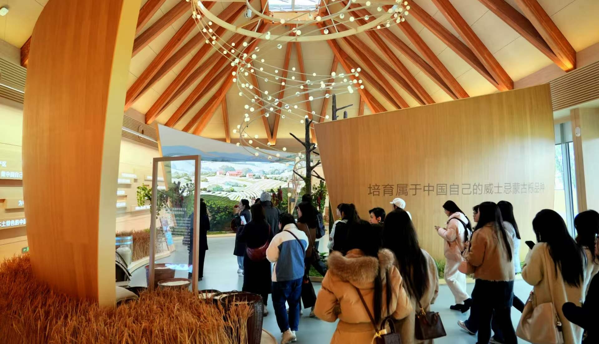 踏春而行遇见产业之美 成都女新闻工作者走进邛崃采风