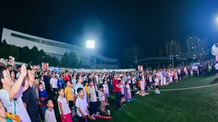 看球赛、吃冷吃兔、玩无人机足球…今晚成都双流体育中心“装”了个游乐场！