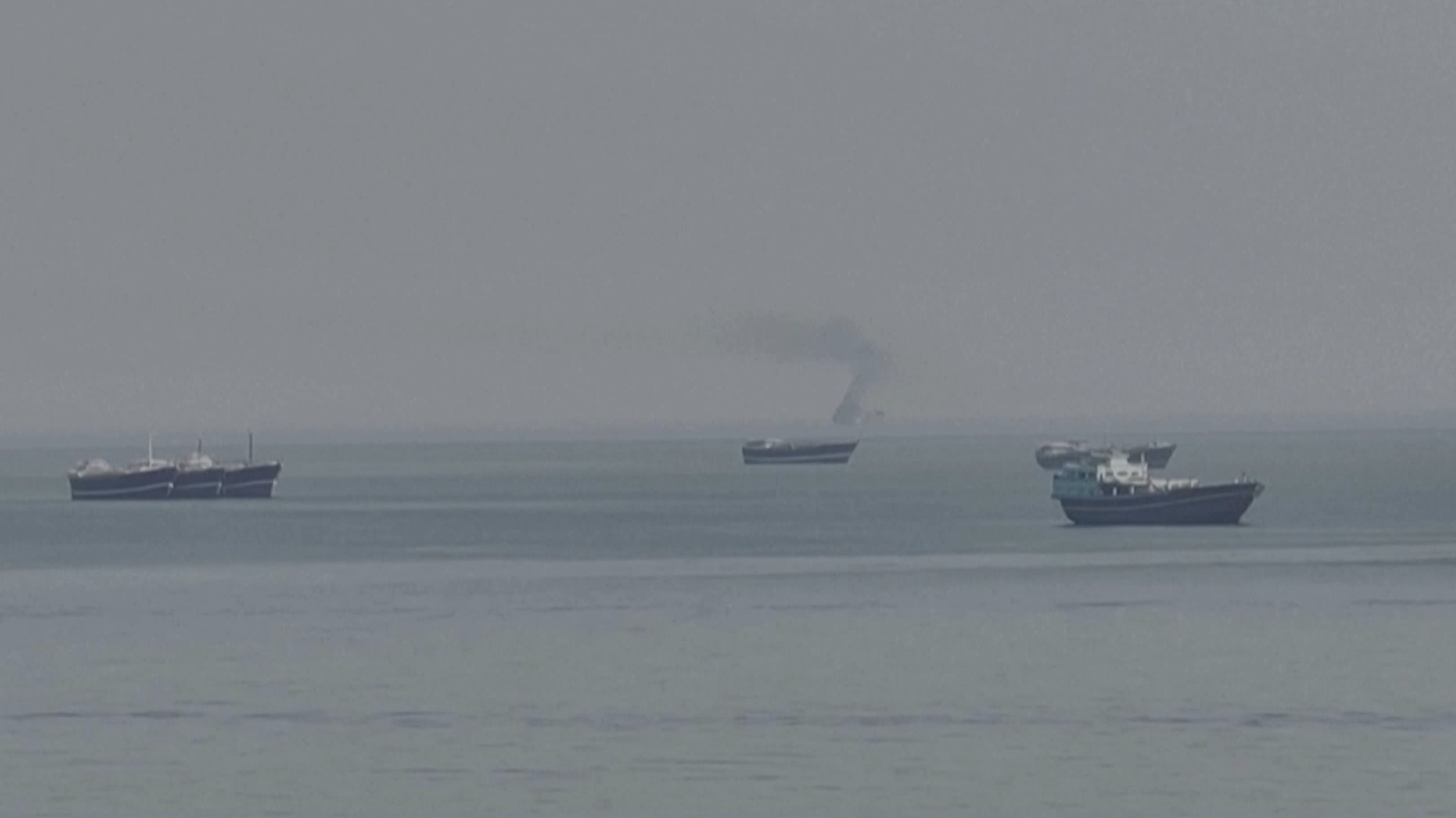 伊朗称允许非“敌方”船只通过霍尔木兹海峡