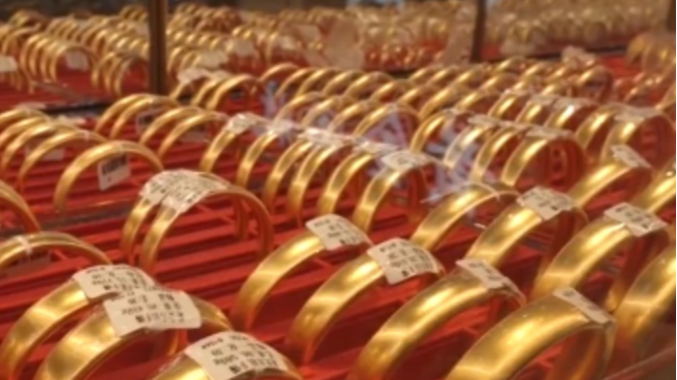 视频丨金价一路连跌 销售门店金饰受追捧投资金遇冷