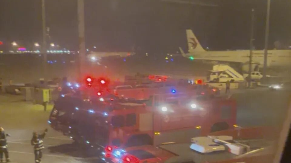 东航通报MU5128航班火情：旅客手机掉落缝隙受挤压起燃，机组妥善处置