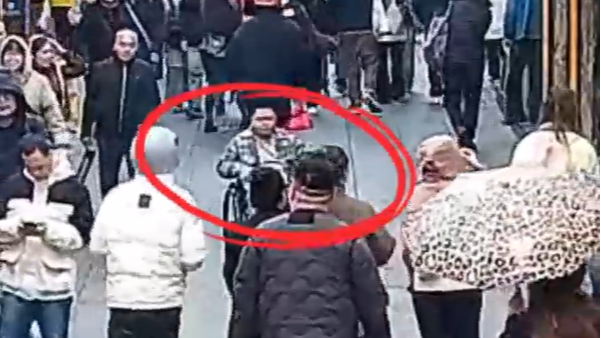 视频 | 轮椅被卡住男子险摔倒 成都辅警这一“托”，真暖！