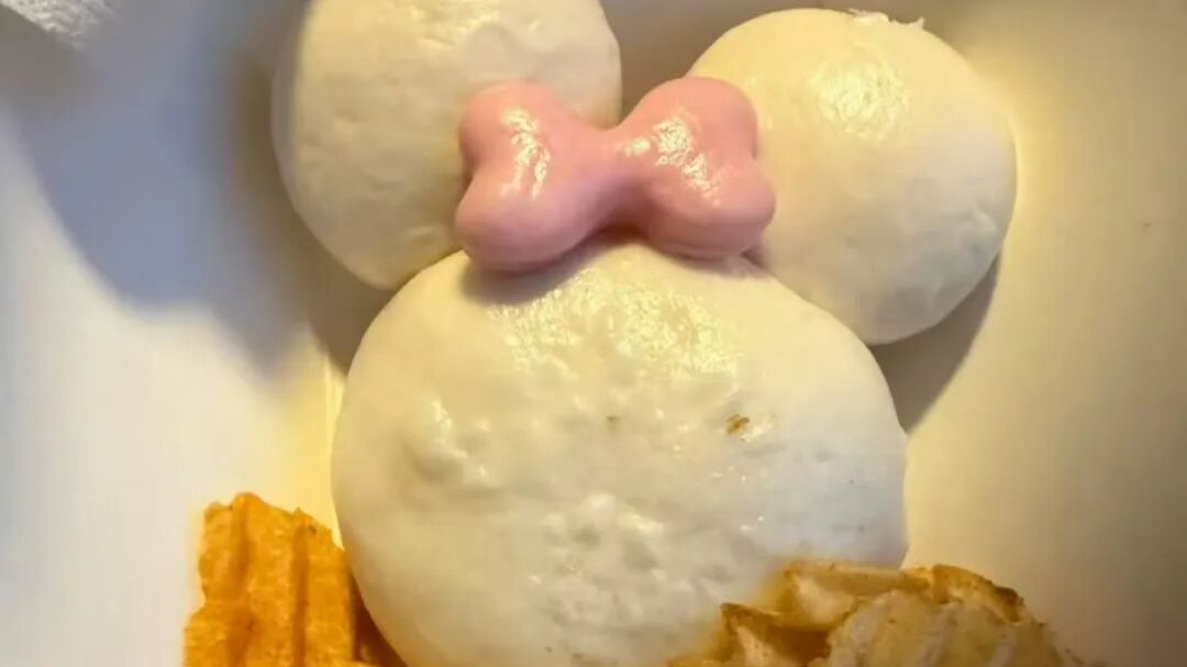 热搜第一！70元米妮包子套餐引热议，迪士尼物价再遭吐槽