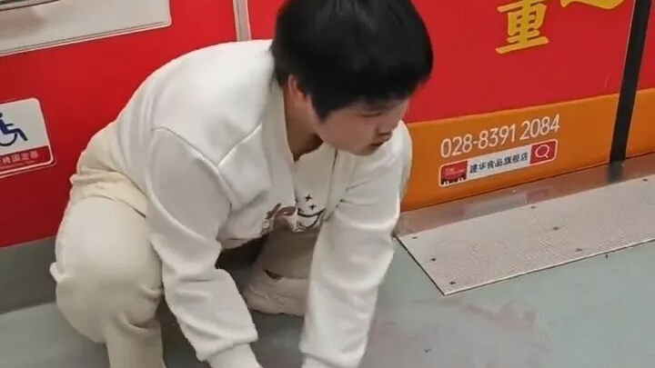 地铁上用外套擦血的女孩发文：“迎来第一缕天光”