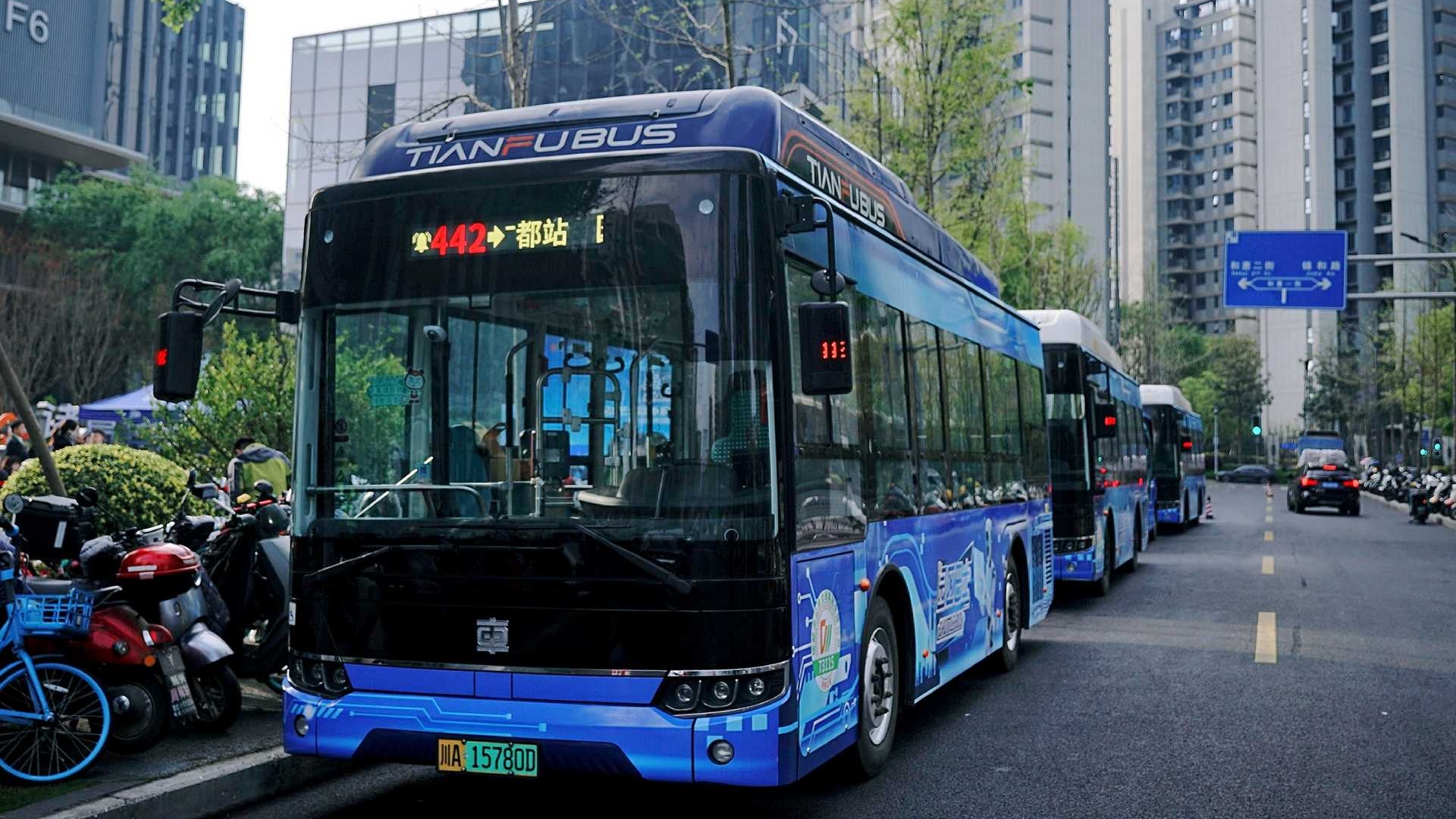 视频｜成都公交上新10条园区巴士线路 打通职工通勤“最后一公里”