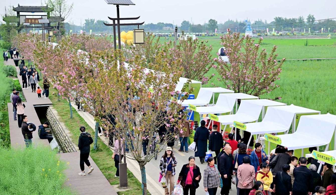 解码成都“一城双糖”：如何既深耕产业又走进烟火？