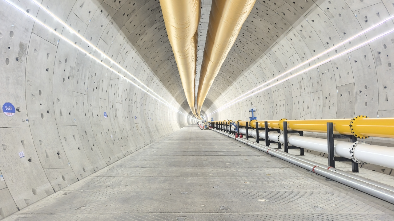 世界最大直径高铁盾构机“领航号”成功“上岸”