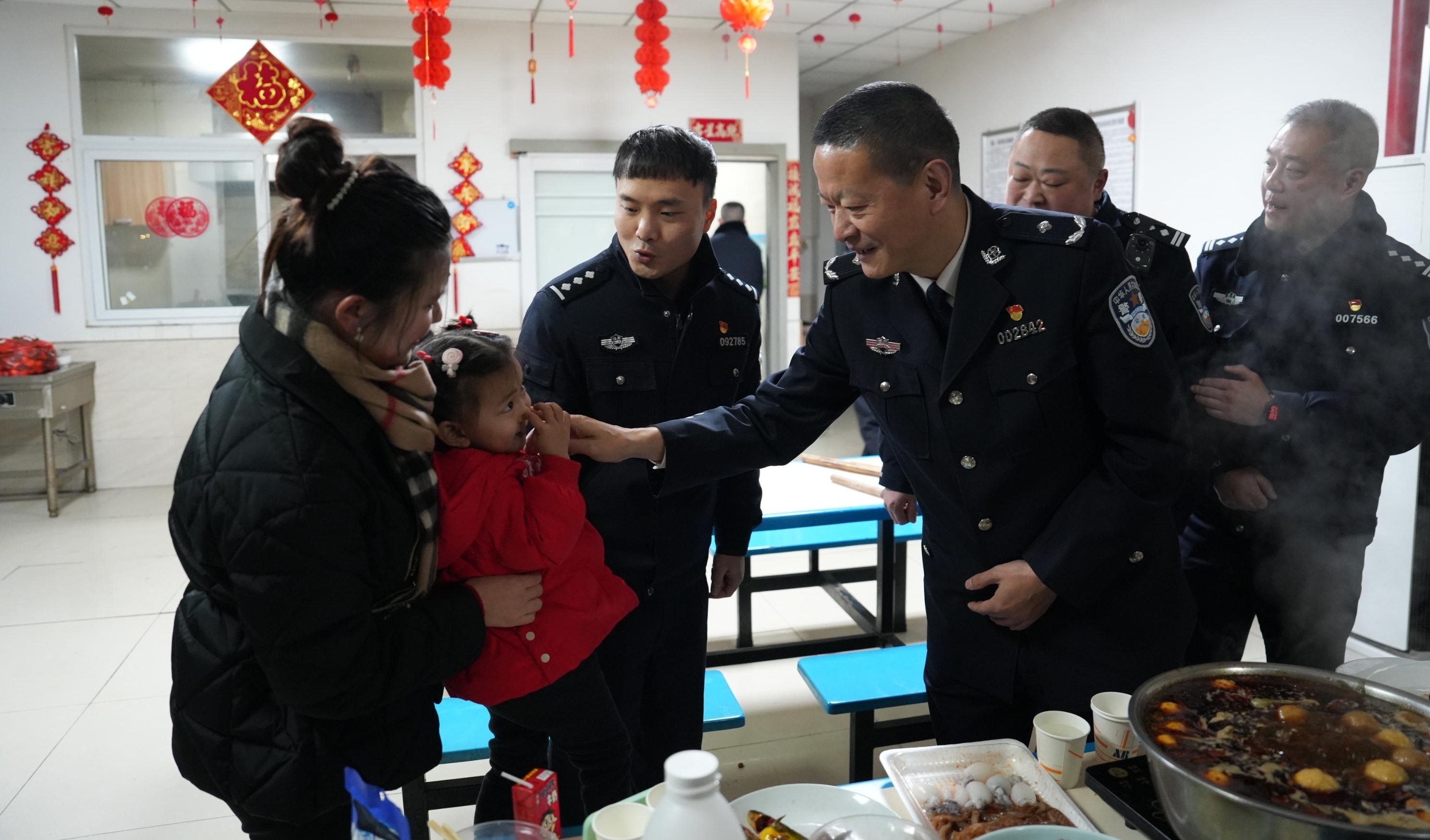 56岁，37 年！成都这位民警用一生诠释“始终在线”