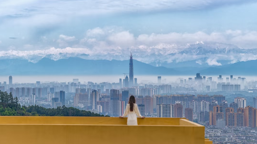 推窗见雪山！成都今天的阳台风景绝了