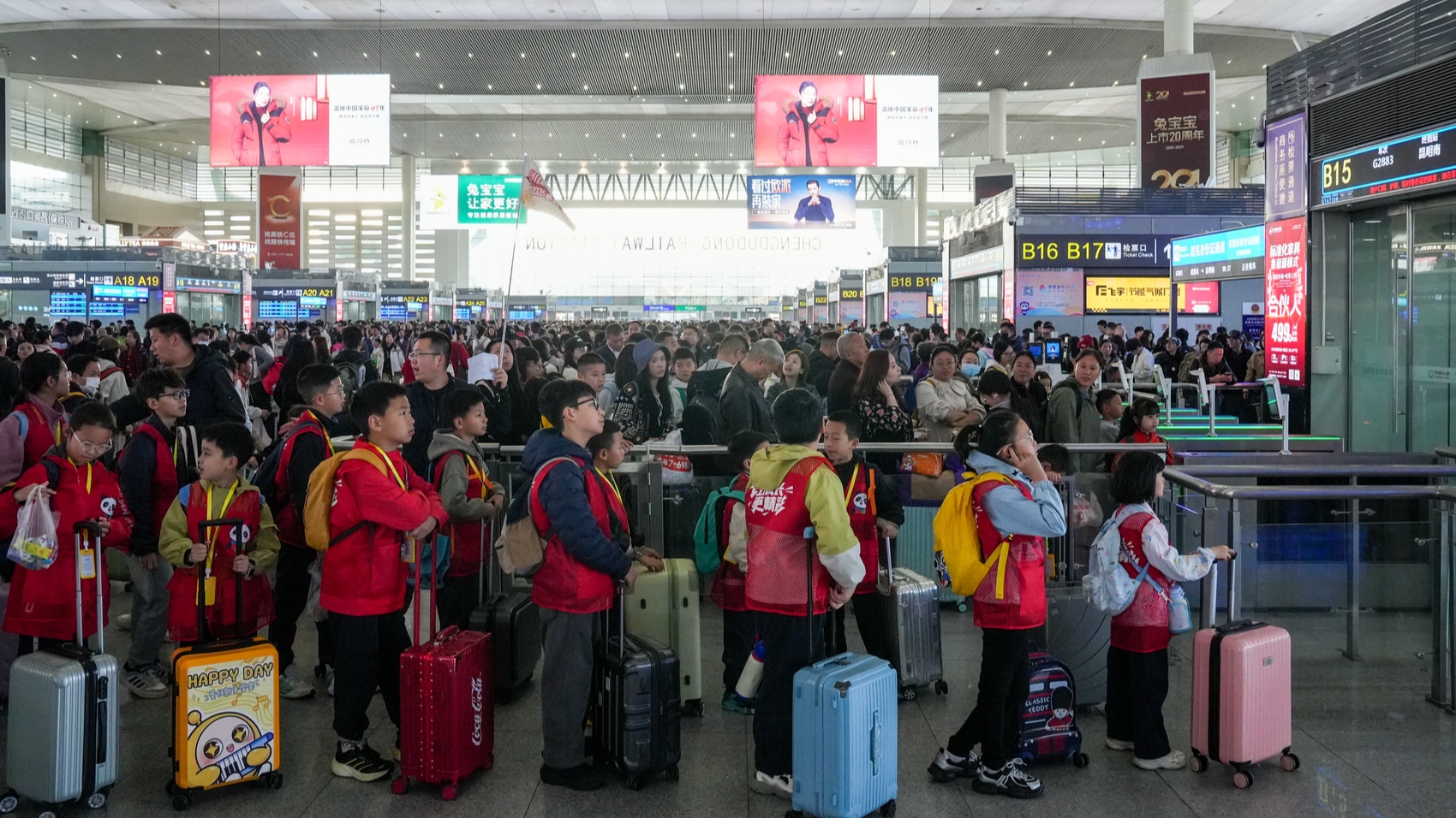 33.6万人次！春假首日，成都东站发客量全国第一